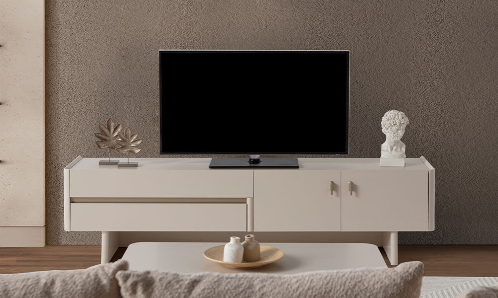 Modern oturma odasında Alaska açık bej lake TV ünitesi, çekmeceli dolapları ve televizyon yerleşimi