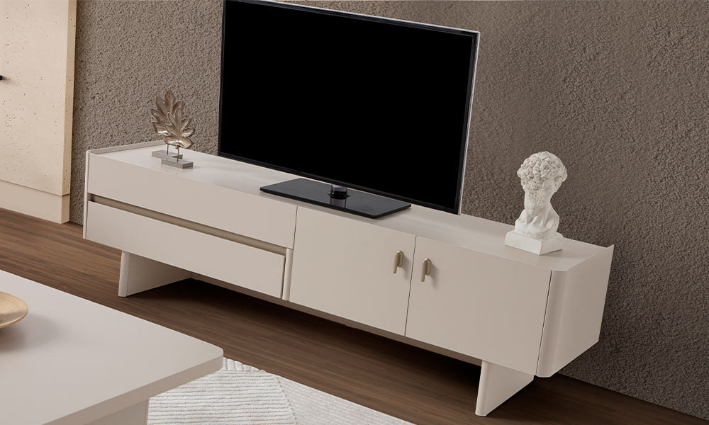 Modern salonda Alaska açık bej TV ünitesi, çekmeceli ve kapaklı gövdesi, metal kulpları ve yüksek ayakları