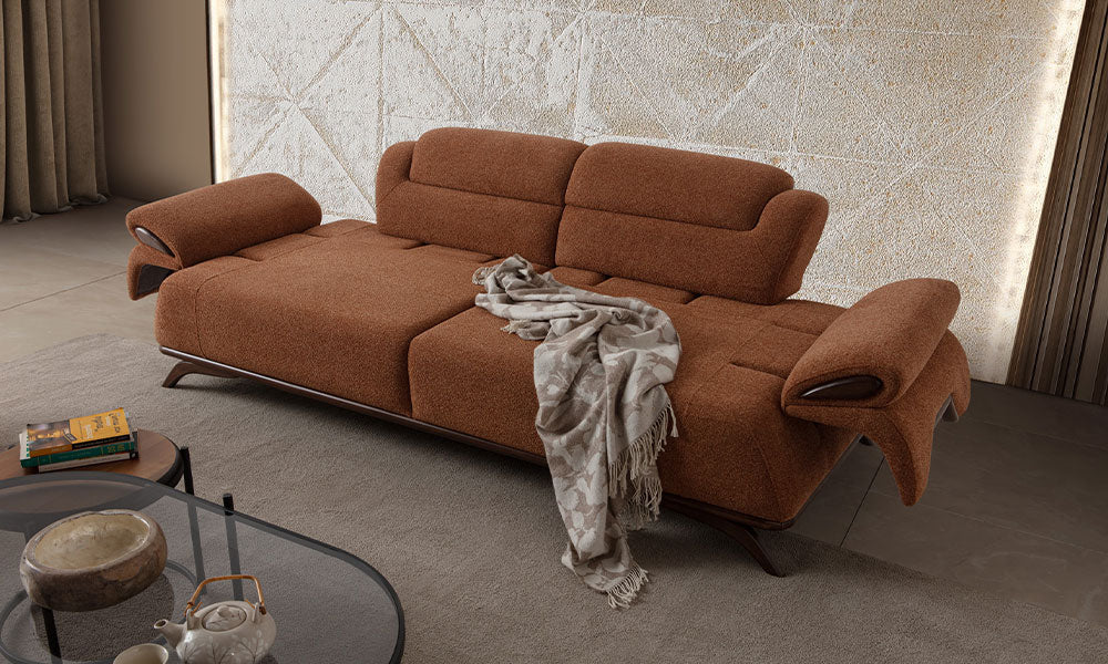 Alfa Modern üçlü koltuğun kiremit renkli kumaşı, hareketli kolları ve salon görünümü