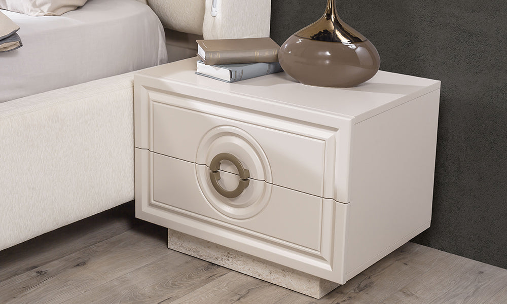 Alkan Modern Komodin'in CNC işlemeli dairesel ön yüzeyi, bronz halka kulp detayı, krem rengi suntalam gövdesi ve mermer desenli taban yapısı.