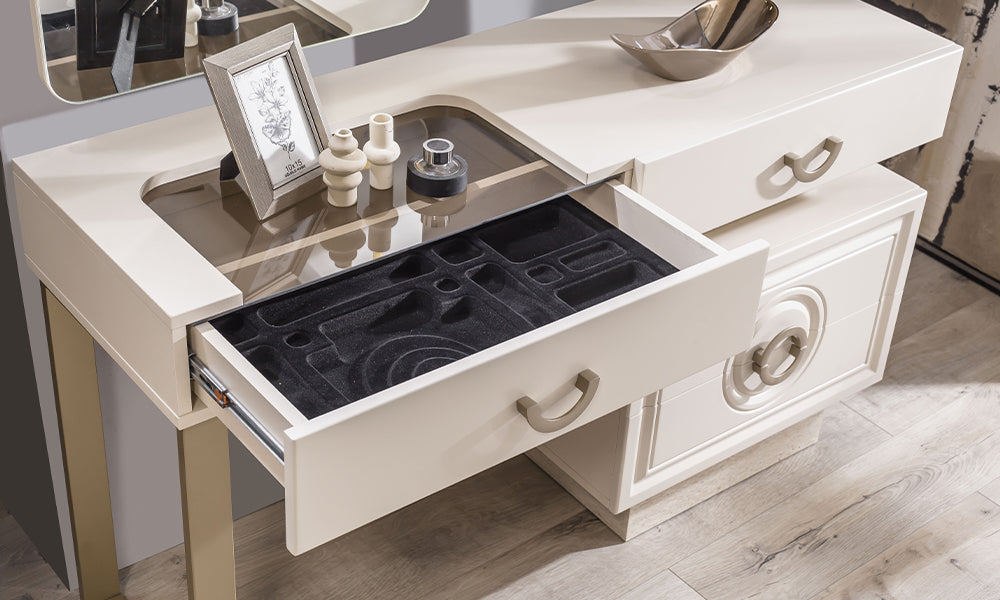 Alkan şifonyerin cam pencereli üst çekmecesi; içinde siyah kadife kaplı takı/mücevher düzenleyici (organizer) bulunan fonksiyonel detay.