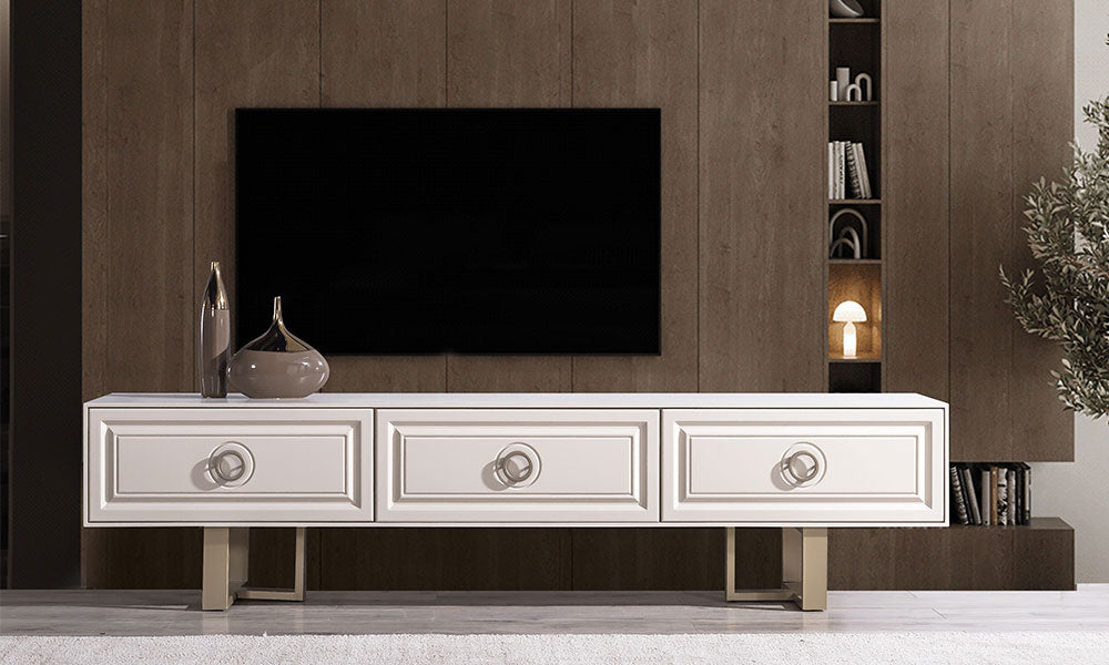 Alkan TV sehpasının önden görünümü; CNC işlemeli çekmece önleri, mat krem yüzey dokusu ve modern metal ayak yapısı.