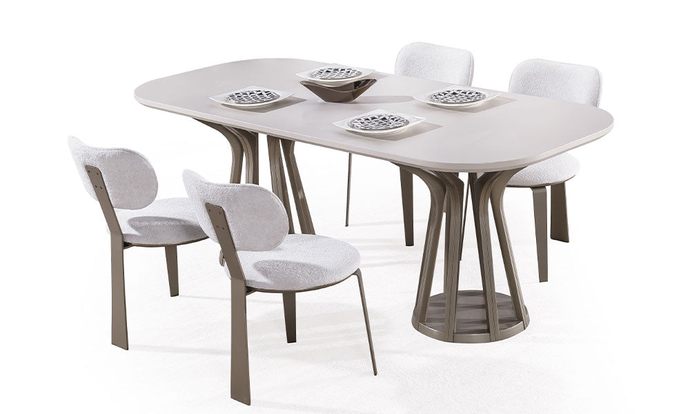 Alkan Modern Yemek Masası; oval formlu krem üst tabla, heykelsi bronz merkezi ayak tasarımı ve modern kavisli sandalyeler.