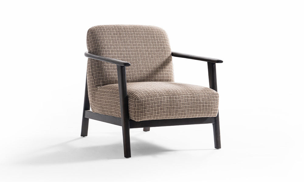Arinna Modern berjerin Mid-Century tarzı, koyu renk ahşap kollu iskeleti ve geometrik desenli kumaşıyla ön görünümü.