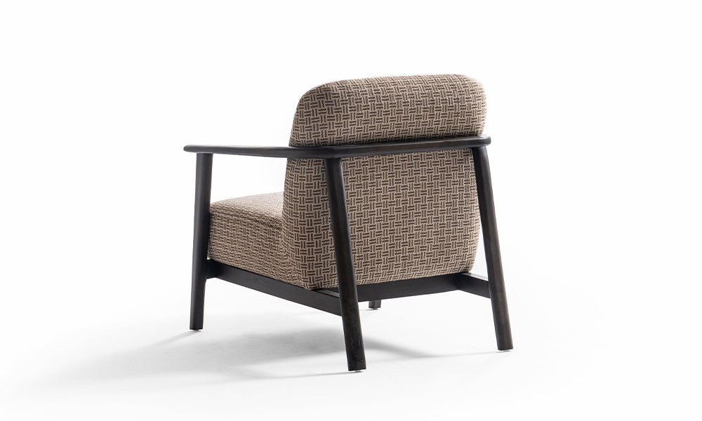 Arinna Modern berjerin koyu renk ahşap iskeletinin, düz hatlı sırt yapısının ve desenli kumaşının arkadan profil görünümü.