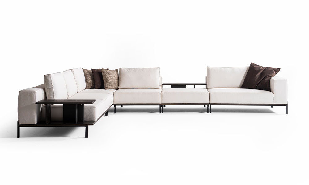 Arinna Modern Köşe Koltuk Takımı'nın sabit sırtlı, modüler yapısı ve ince metal iskeletinin stüdyo ortamındaki tam boy görünümü