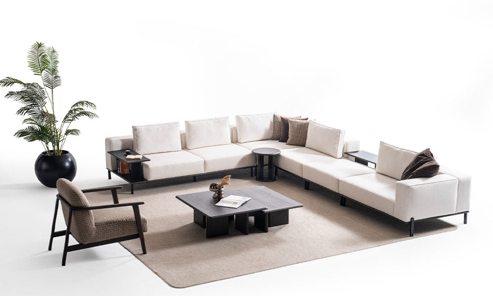 Arinna Modern berjerin sade, koyu renk ahşap iskeleti ve kahverengi tonlardaki geometrik desenli kumaşının yakın çekimi.