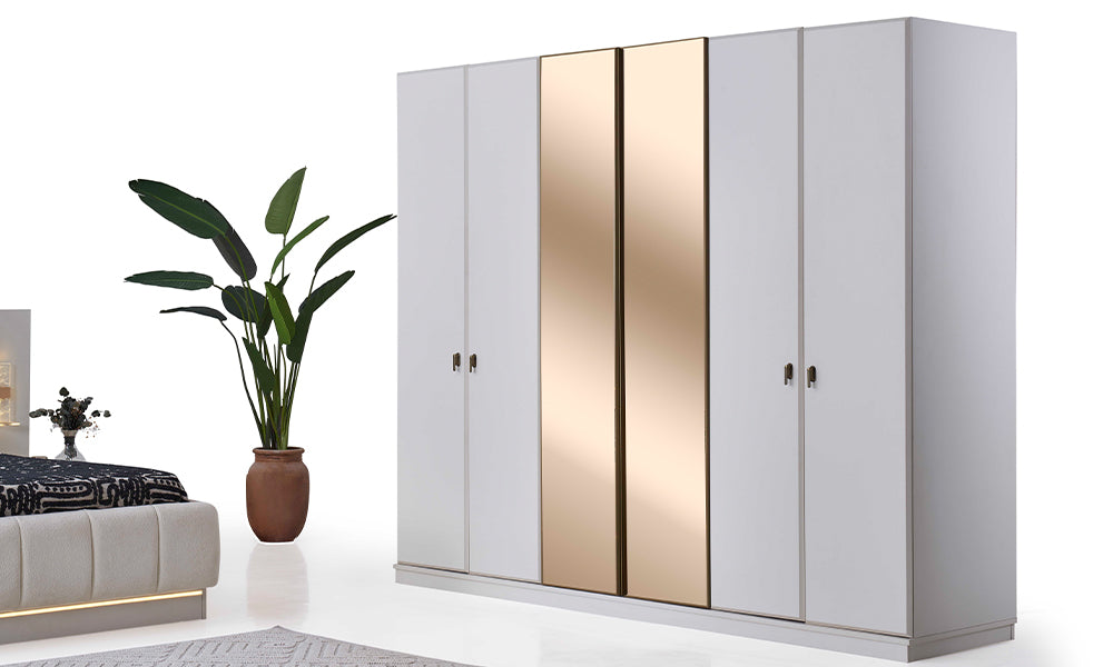 Asel Modern Gardırop dış görünüm; 6 kapaklı mat beyaz gövde, şampanya renkli reflekte aynalı orta kapaklar ve dikey metal kulplar.