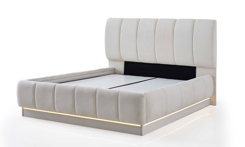 Asel karyola 45 derece görünümü; dikey dikişli süngerli başlık, beyaz kumaş dokusu ve havada süzülme hissi veren zemin led aydınlatması.