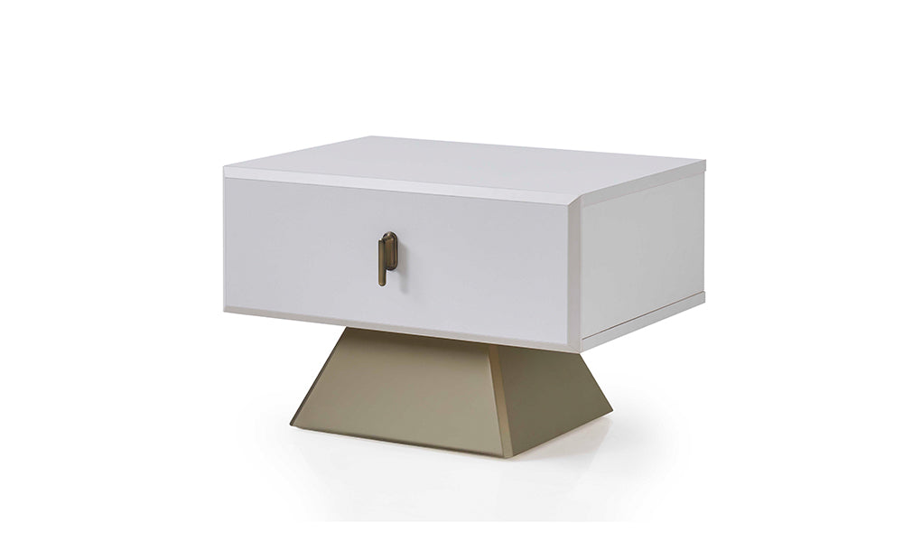 Asel Modern Komodin; ipeksi beyaz gövde, şampanya renkli devrilmez piramit taban ve dikey metal kulp detaylı havada asılı (floating) tasarım.