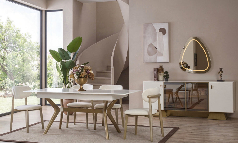Asel yemek odası konsepti; organik led duvar aynası, reflekte aynalı konsol kapakları ve genişletilebilir beyaz masa etrafında ferah yerleşim.