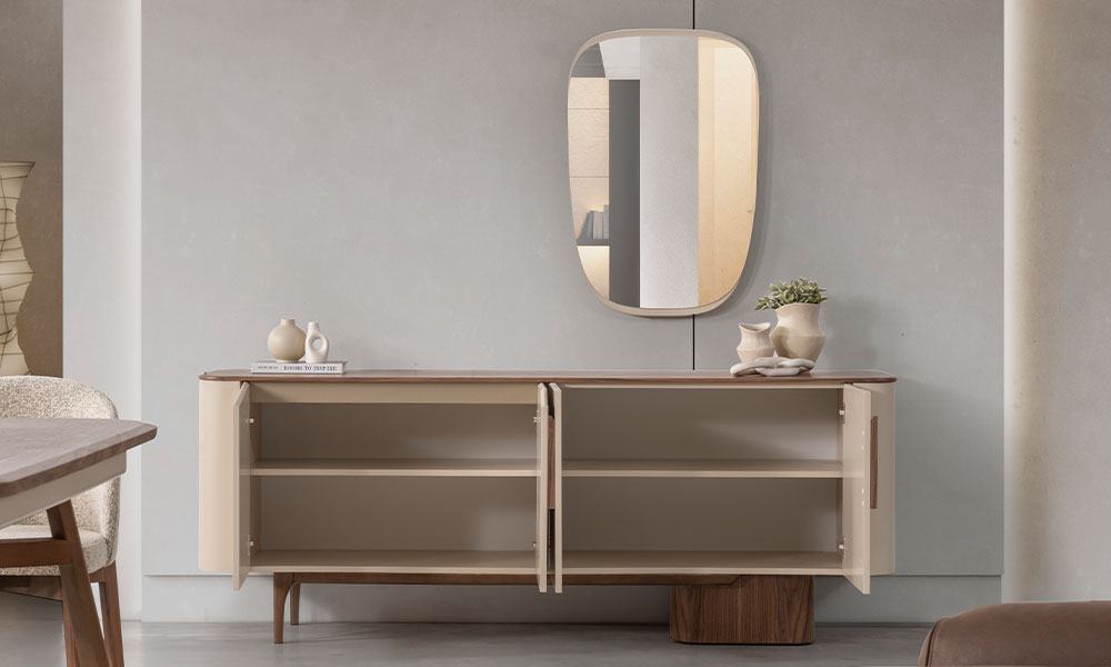 Aura Modern Konsolun dört kapaklı geniş iç hacmini, raf düzenini ve dayanıklı menteşe yapısını gösteren kapaklar açık stüdyo çekimi.