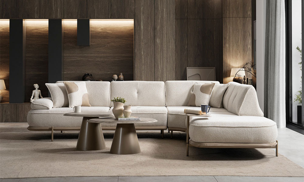 Krem Aura Modern Köşe Koltuk Takımı, geniş L biçimli yerleşimi, metal ayakları ve modern salon dekorasyonuyla.