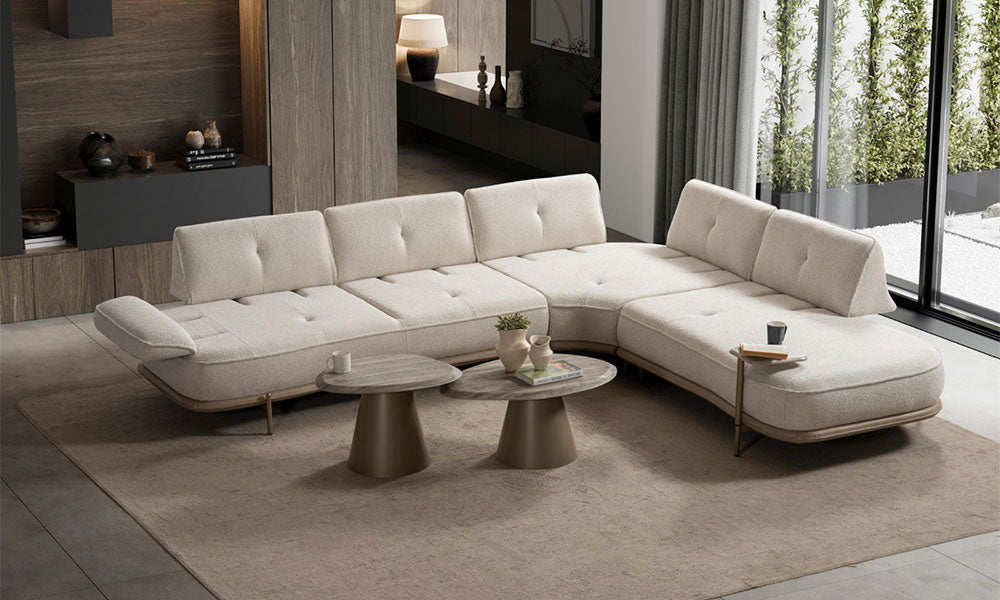 Aura Modern Köşe Koltuk Takımı, krem renkli geniş oturumları ve açılır sırt mekanizmasıyla modern salon ortamında.