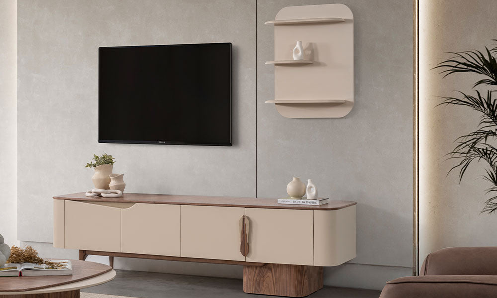 Aura Modern TV ünitesinin MDF boyalı bej gövdesi, ceviz üst tablası ve asimetrik ayak yapısıyla modern salondaki duruşu.