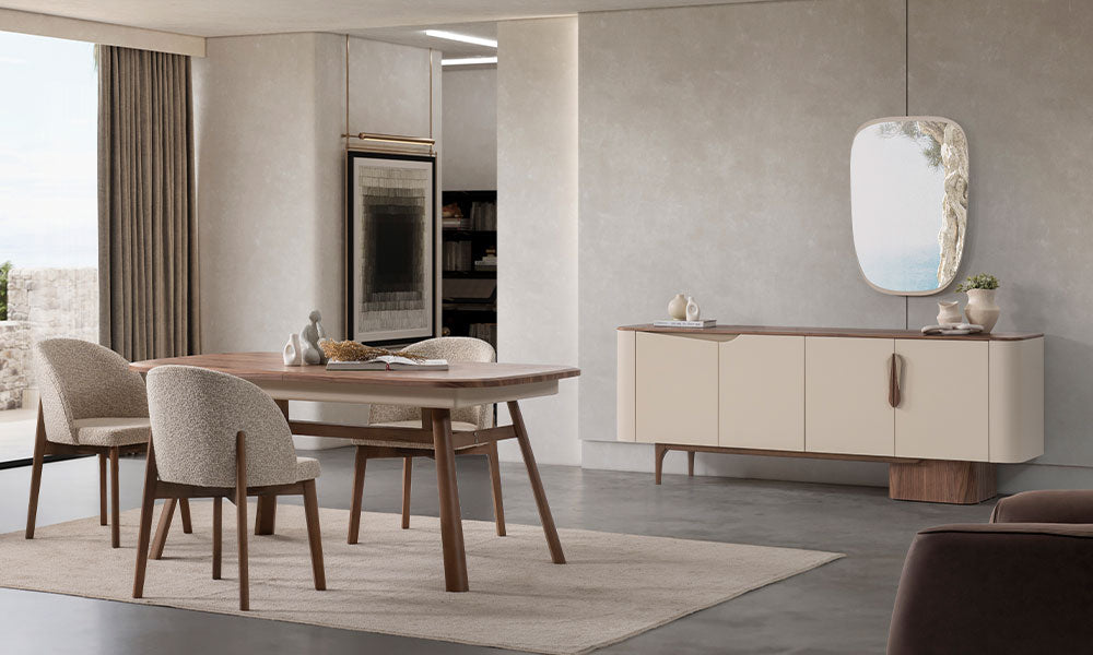 Aura Modern Yemek Masası'nın oval köşeli doğal ceviz üst tablası, sağlam ahşap ayak yapısı ve kavisli sırt detayına sahip bukle sandalyelerle yakın plan duruşu.