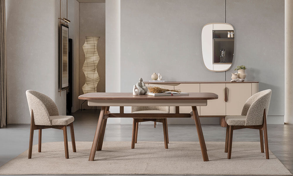 Aura Modern Yemek Odası Takımı; açılabilir ceviz masası, bukle kumaşlı ergonomik sandalyeleri ve asimetrik ayaklı bej konsolun modern salondaki uyumlu görünümü.