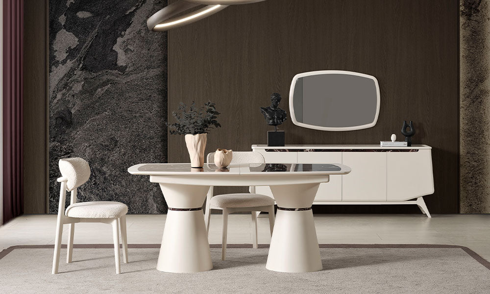 Balat modern yemek odası takımı, krem renkli açılır yemek masası, dört sandalye, mermer desenli konsol ve aynasıyla modern salon görünümü.