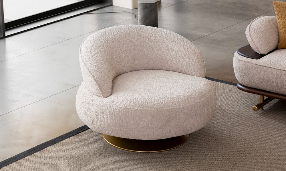 Bella Modern kavisli köşe koltuğun ve berjerin yukarıdan kuşbakışı görünümü ve modern salon yerleşimi.