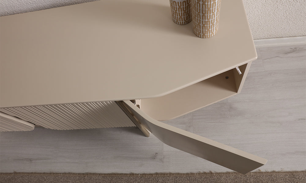Bella modern konsol iç hacim ve kapak detayı; dayanıklı metal menteşe donanımı, geniş kullanım sunan iç raf ve bej renkli pürüzsüz üst tabla işçiliği.