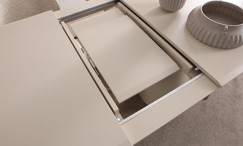 Bella modern açılabilir yemek masası mekanizma detayı; bej renkli üst tabla, gizli kelebek uzatma sistemi ve çelik raylı iç donanım.