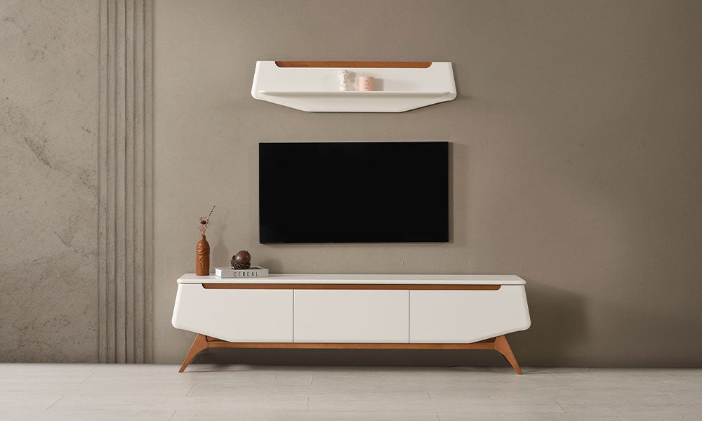 Beykoz modern TV ünitesi, krem renkli dört kapaklı alt modülü, ceviz ayakları, duvar rafı ve televizyonla modern salonda.
