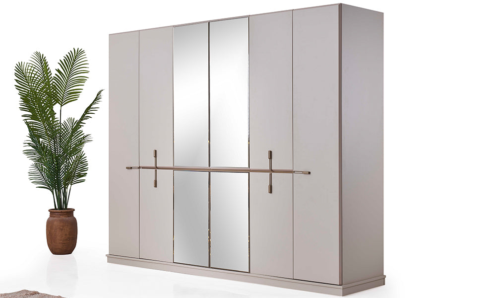 Bonita Modern Gardırop dış görünüm; ipeksi mat bej gövde, yansıtıcı aynalı orta kapaklar ve yatay uzanan kesintisiz metal kulp detayı.