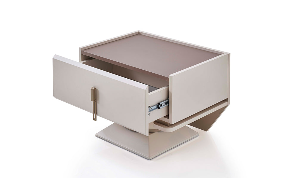 Bonita sandalyenin 45 derece profili; bel destekli konforlu sünger, dar alanlar için kompakt tasarım ve pürüzsüz cila işçiliği.