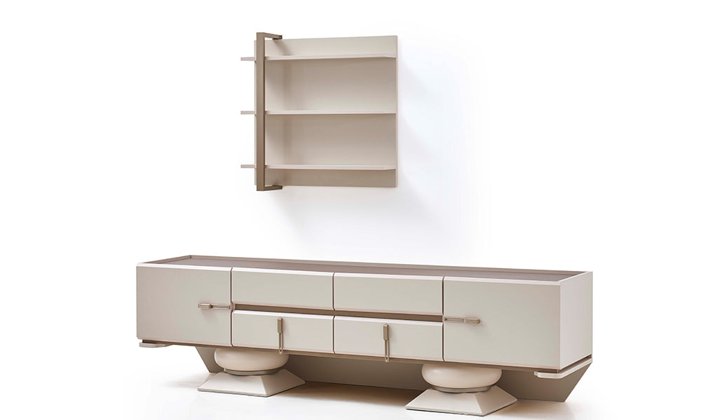 Bonita Modern TV Ünitesi; ipeksi mat bej gövde, statik denge sağlayan heykelsi piramit ayaklar, yatay bronz kulplar ve dikey destekli asimetrik duvar rafı.