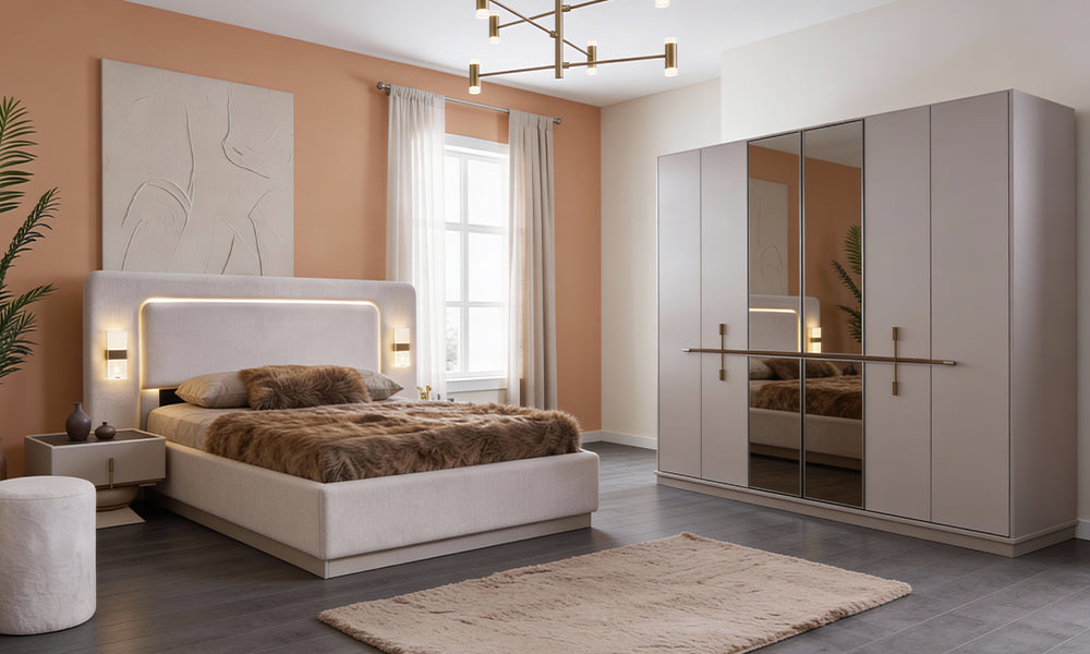 Bonita yatak odası yerleşimi; reflekte aynalı ve yatay metal kulplu altı kapaklı gardırop, geniş hacimli lüks yatak tasarımı.