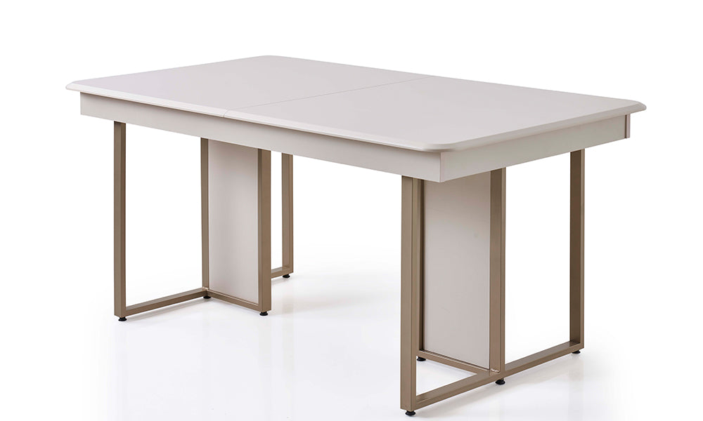 Bonita Modern Yemek Masası; ipeksi mat bej üst tabla ve bronz metal çerçeveli sarsılmaz panel ayak tasarımına sahip açılabilir model.
