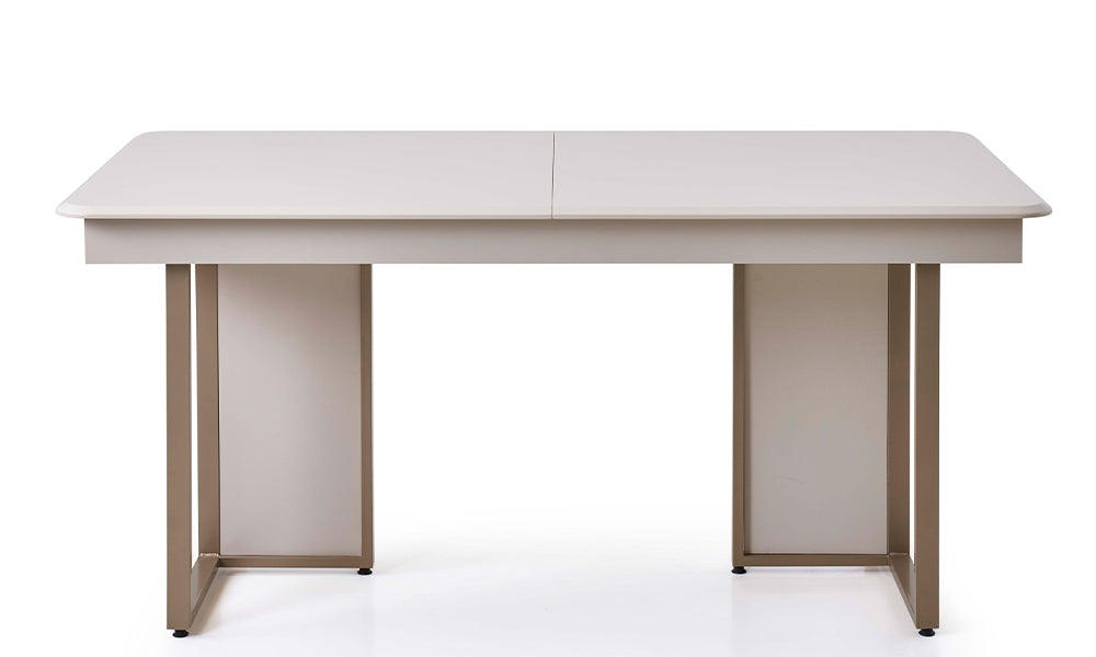 Bonita Modern Yemek Masası cepheden görünüm; dar alanlar için kapalı formda mat bej tabla ve bronz çerçeveli dikey panel ayak tasarımı.