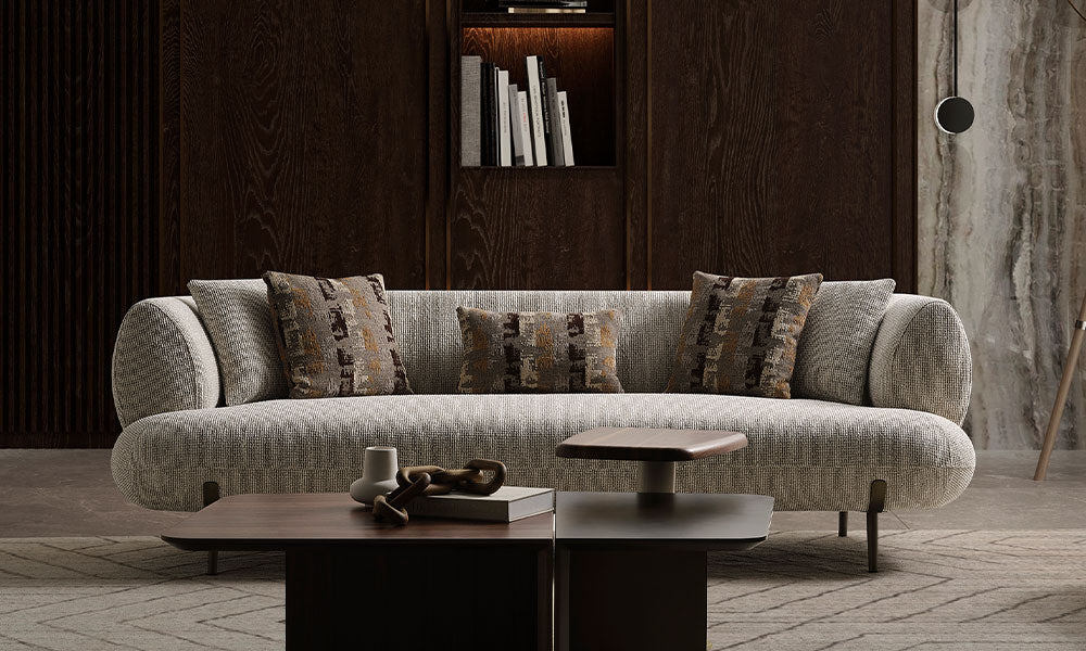 Candy Modern üçlü koltuğun keten kumaşlı, yuvarlak hatlı ve gold metal ayaklı şık salon görünümü.