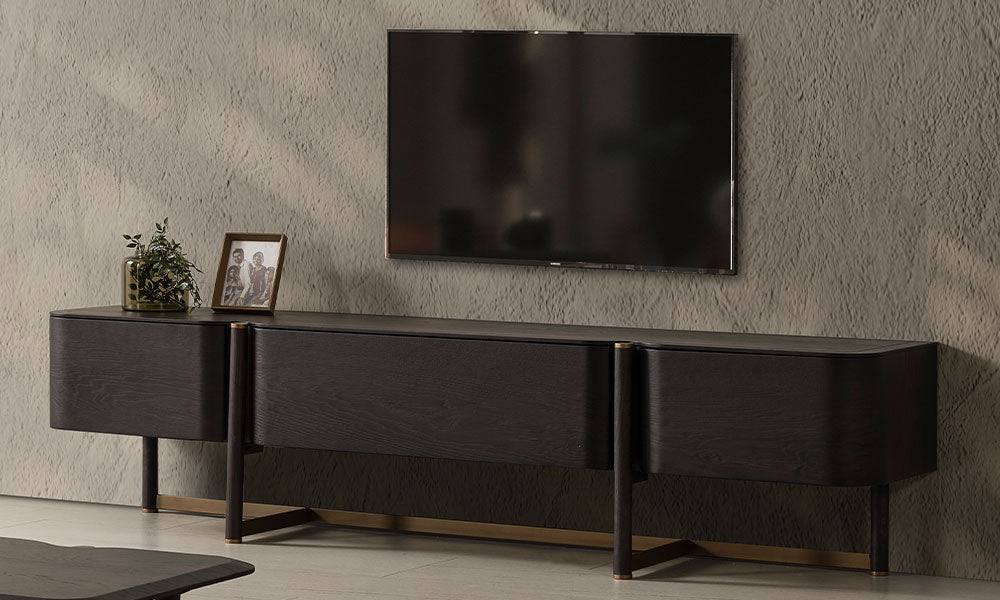 Cartier Modern TV Ünitesi, koyu ceviz renkli MDF gövdesi, kavisli kapakları ve gold detaylı yüksek ayakları