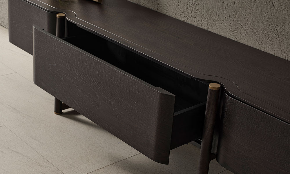 Cartier Modern TV Ünitesi, geniş MDF çekmecesi, koyu ceviz yüzeyi ve gold detaylı ayaklarının yakın görünümü