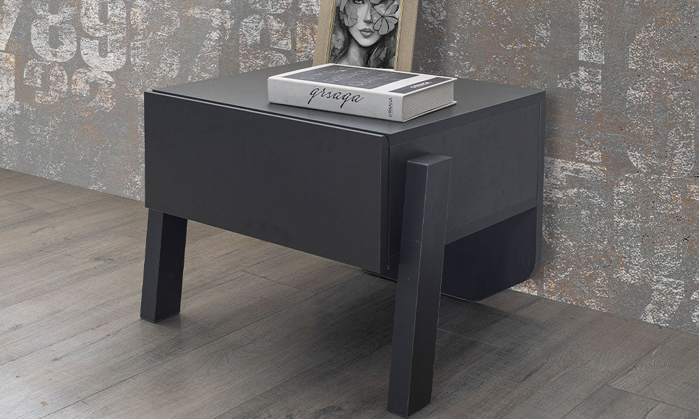 Corner Modern Komodin'in mat antrasit yüzeyi, geometrik açılı modern ayak yapısı ve kulpsuz minimalist çekmece tasarımı.