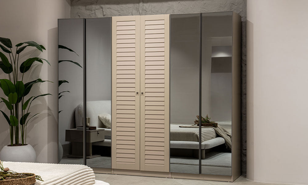 Cosmo Modern Gardırop'un bej renkli panjur detaylı orta kapakları ve odayı ferah gösteren yan boy aynalı kapak tasarımı.