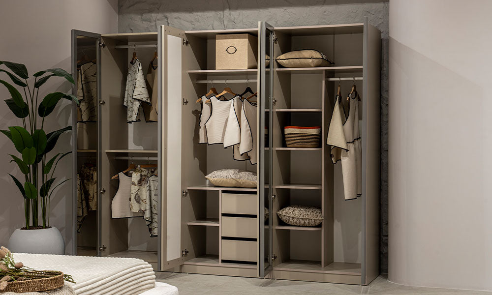 Cosmo Modern 6 kapaklı gardırobun geniş iç hacmi; askı boruları, raf düzeni ve 3'lü iç çekmece modülünü gösteren açık görünüm.