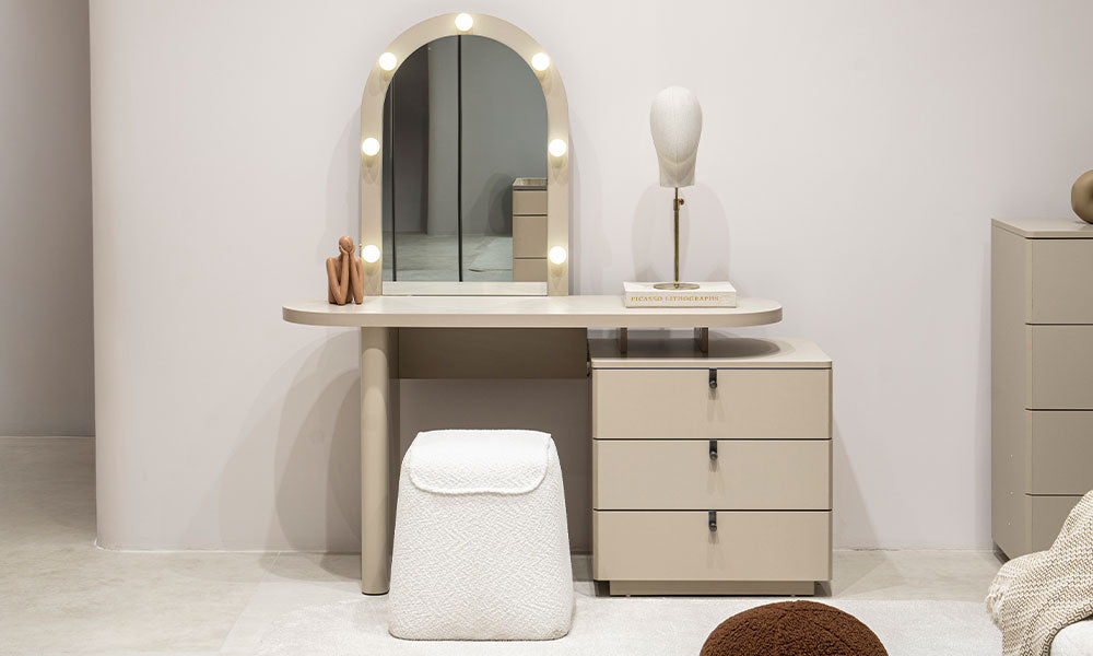 Cosmo şifonyerin çizilmeye dirençli bej suntalam yüzey dokusu, minimalist kulpları ve sağlam raylı çekmece sisteminin yakın plan detayı.