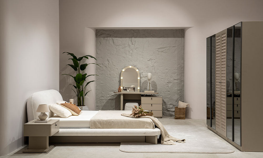 Cosmo Modern Yatak Odası Takımı; bukle kumaşlı karyola, ışıklı Hollywood makyaj aynası ve bej suntalam dolabın stüdyo ortamındaki tam takım görünümü.