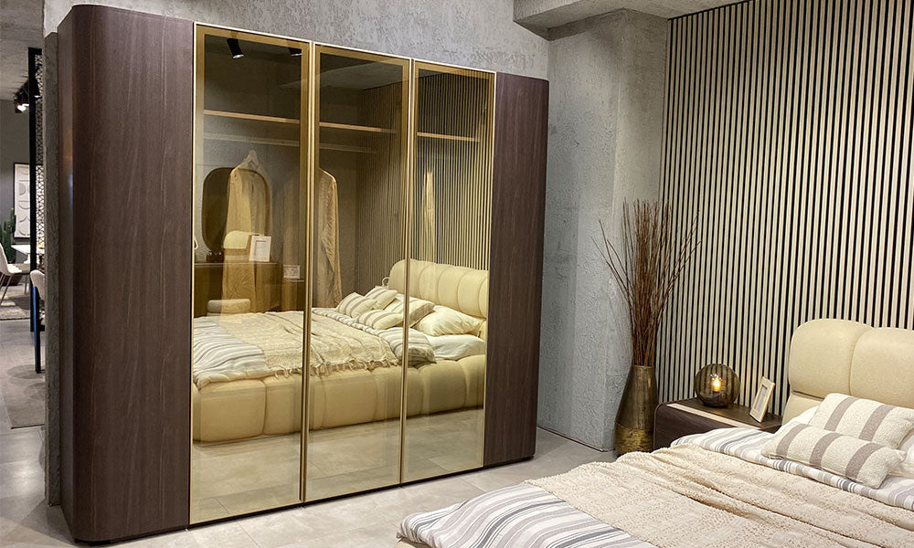 Curve Modern Gardırop, koyu ceviz yan kapakları, bronz aynalı orta bölümü ve kavisli dış hatları