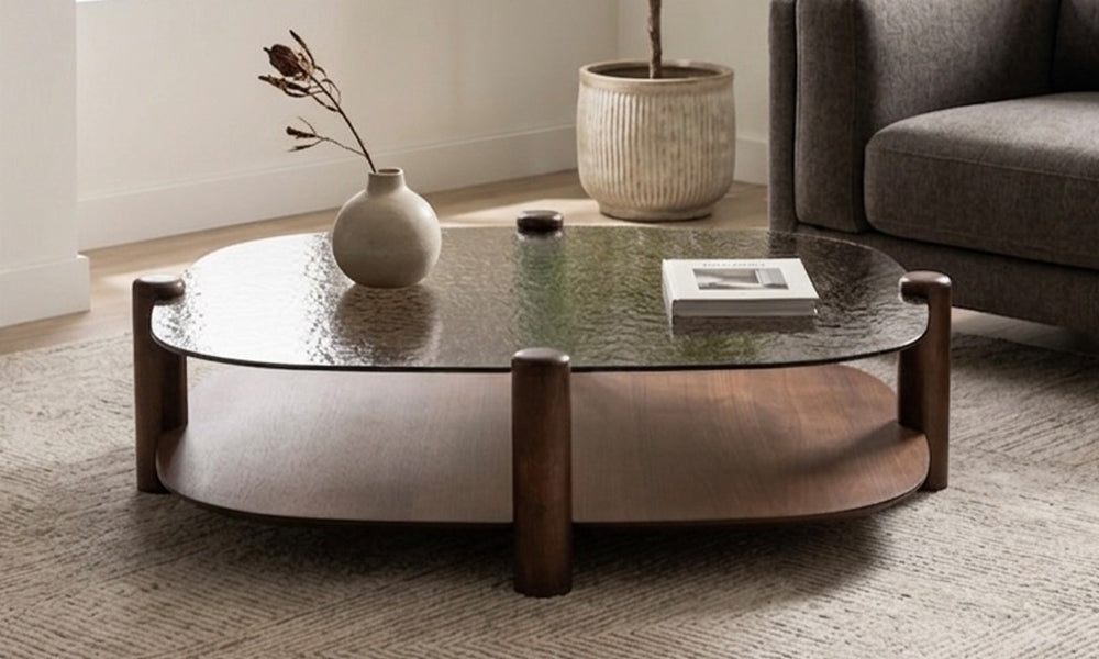 Deer modern orta sehpa salon yerleşimi; dokulu cam üst tabla, oval ahşap alt raf ve dört silindirik ahşap ayaklı fütüristik tasarım.