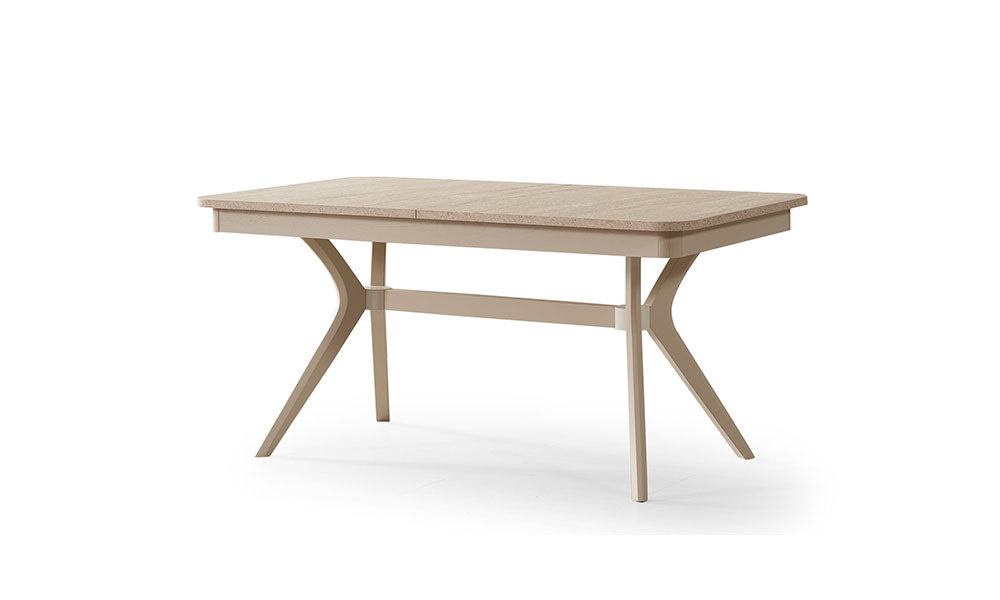 Defne modern yemek masasının çapraz açıdan görünümü, açık renk taş desenli tabla, yuvarlatılmış köşeler ve kavisli ayak tasarımı.