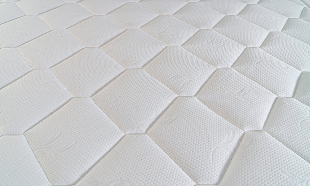 Derya Mattress Modern Yatak, nefes alabilen örme kumaş ve kapitone üst yüzey detayı
