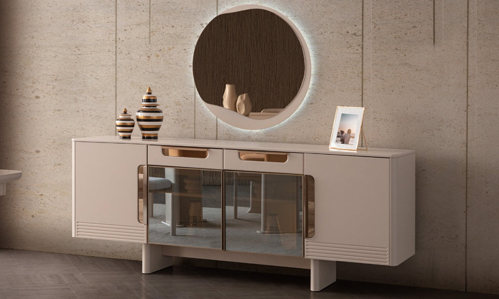 Elmas Modern Konsol 45 derece görünüm; mekanı genişleten reflekte bronz cam kapaklar, mat bej gövde, dikey bronz kulplar ve organik led aydınlatmalı ayna.
