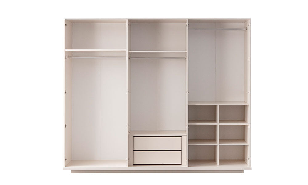 Emerald Modern gardırobun bol raflı, askılıklı, iki iç çekmeceli ve küçük bölmeli geniş ve fonksiyonel iç düzeni.
