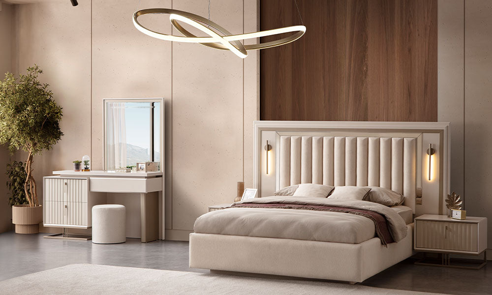 Emerald Modern Yatak Odası Takımı'nın lüks bir yatak odasındaki görünümü; dikey dikişli başlıklı bazalı karyola, entegre aydınlatma ve yivli şifonyer.