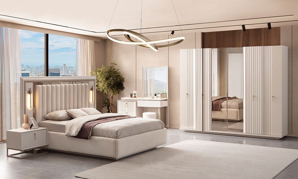 Emerald Modern Yatak Odası Takımı'nın lüks bir yatak odasındaki tam takım görünümü; dikey dikişli başlıklı bazalı karyola, yivli ve aynalı gardırop ve şifonyer.