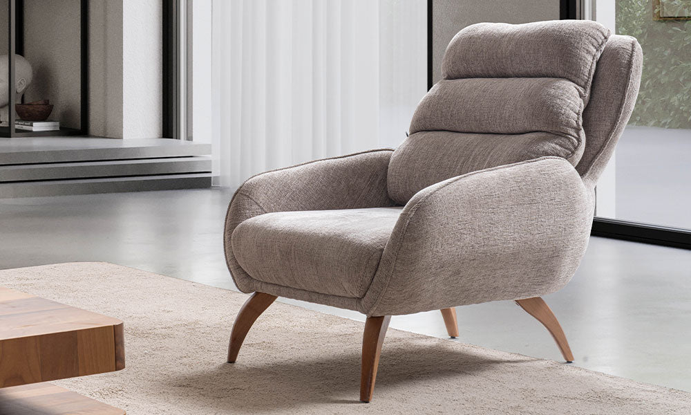 Enos Modern berjerin gri dokulu kumaşı, üç kademeli yüksek sırt tasarımı ve kavisli ahşap ayak detaylarıyla modern bir salondaki şık ve konforlu görünümü.