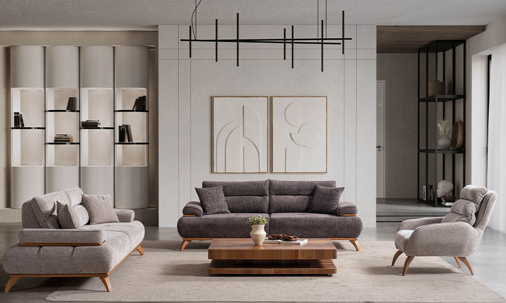 Enos Modern Koltuk Takımı'nın ahşap iskeletli üçlü ve ikili kanepeleri ile yüksek sırtlı berjerden oluşan tam takım görünümü.